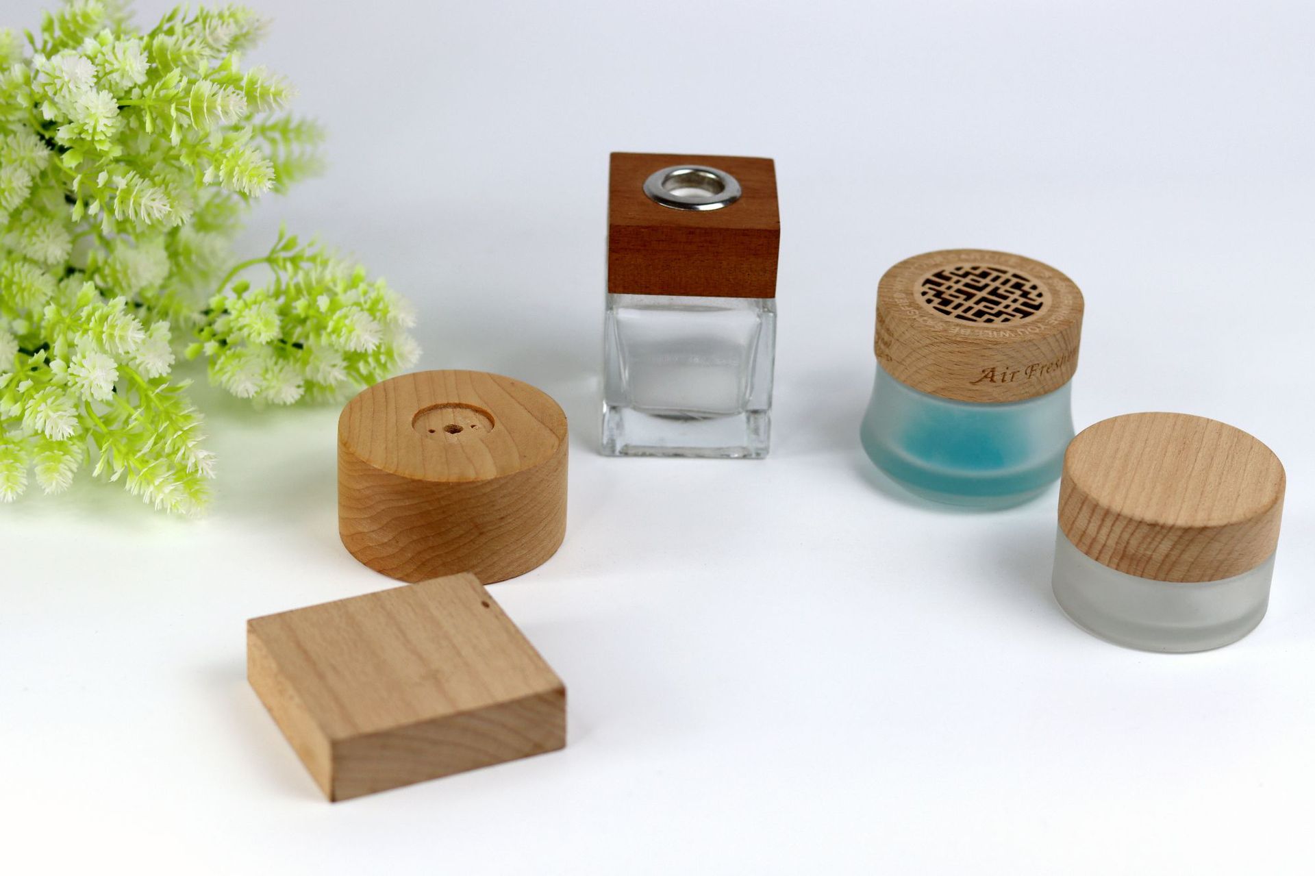 传统木盖多采用单一木材直接旋入玻璃瓶口