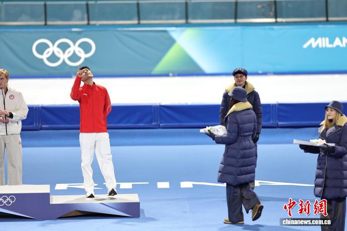 在米兰冬奥会重生:宁忠岩凭铜牌完成升旗仪式