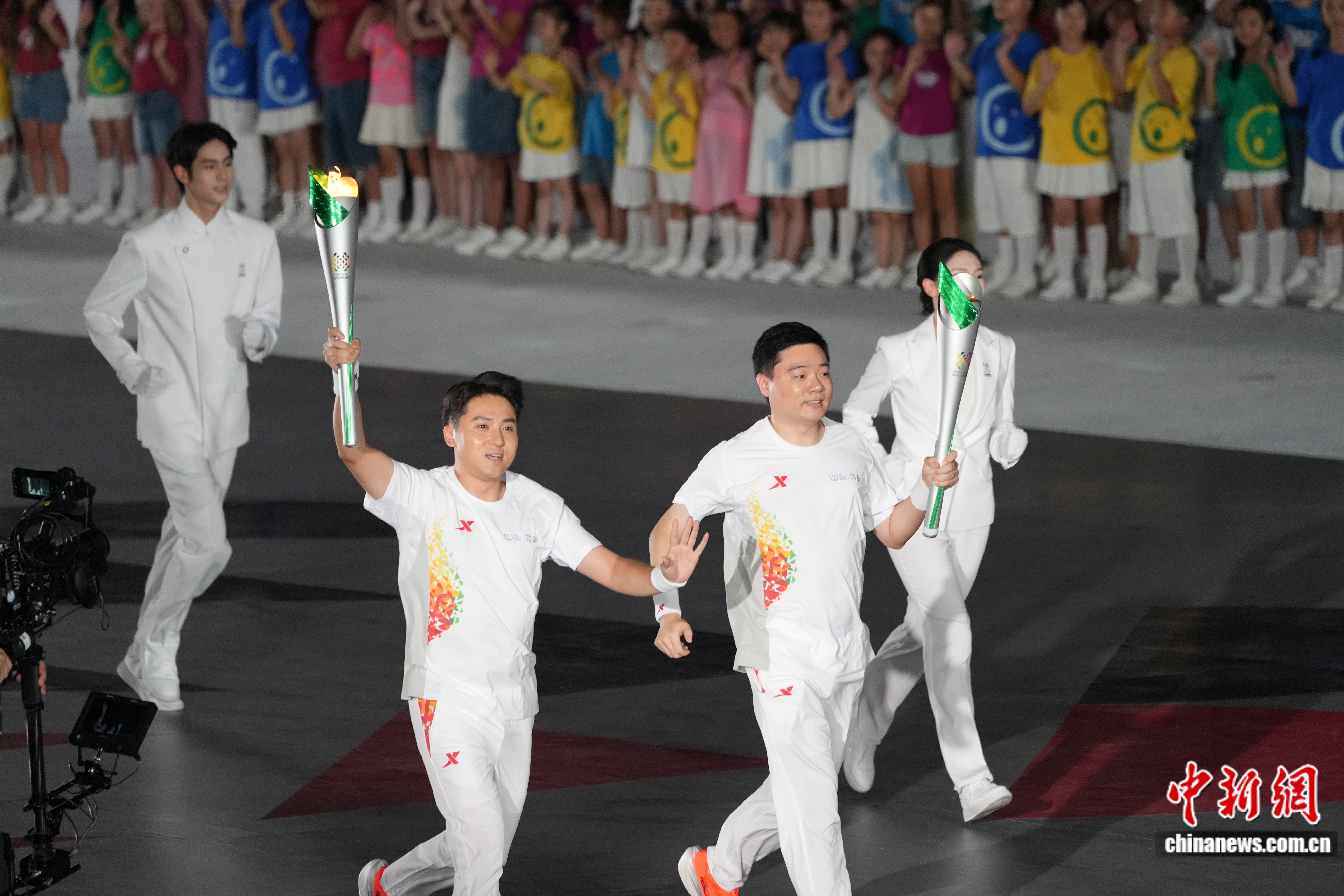 成都世运会开幕式丁俊晖董栋携手点燃火炬