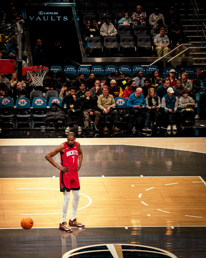 詹姆斯怒斥裁判判罚：肘击未被吹罚，质疑判罚