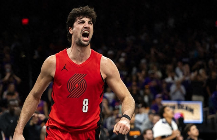 杨瀚森21号球衣闪耀季后赛 双塔战术或成关键