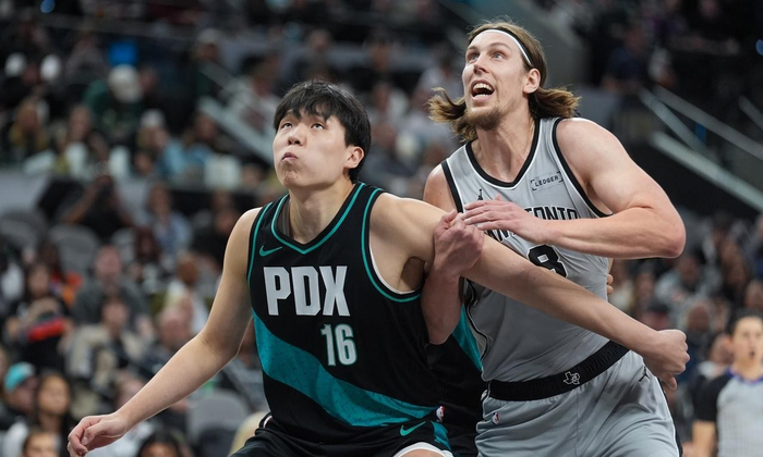 杨瀚森21号球衣闪耀季后赛 双塔战术或成关键